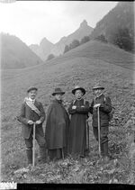 KAE, Glasplatte 04832: P. Damian Buck und P. Isidor Baumgartner mit zwei Bergführern vor dem Zindelspitz aus dem Wegital aufgenommen